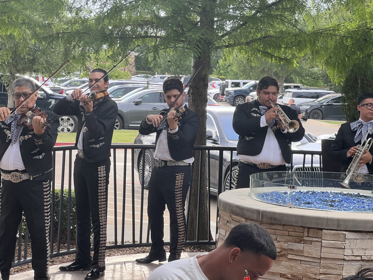 WerderEdNFL's tweet photo. Celebrated Cinco de Mayo at @MiDiaFrmScratch with a patio dinner and a Mariachi band. Good to see my friends manager Juan and @chefDeLeon. A great dining experience, as usual. https://t.co/IauoYvm9Ge