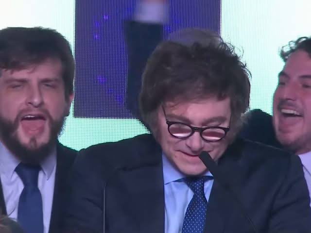 Jarenlang werd libertarisme door de politieke klasse weggezet als “extreem”, “asociaal” of “onrealistisch”. Vandaag verhoogt Fitch de kredietrating van Argentinië omdat Javier Milei exact doet wat diezelfde politieke klasse jarenlang onmogelijk verklaarde.

Uitgaven omlaag.