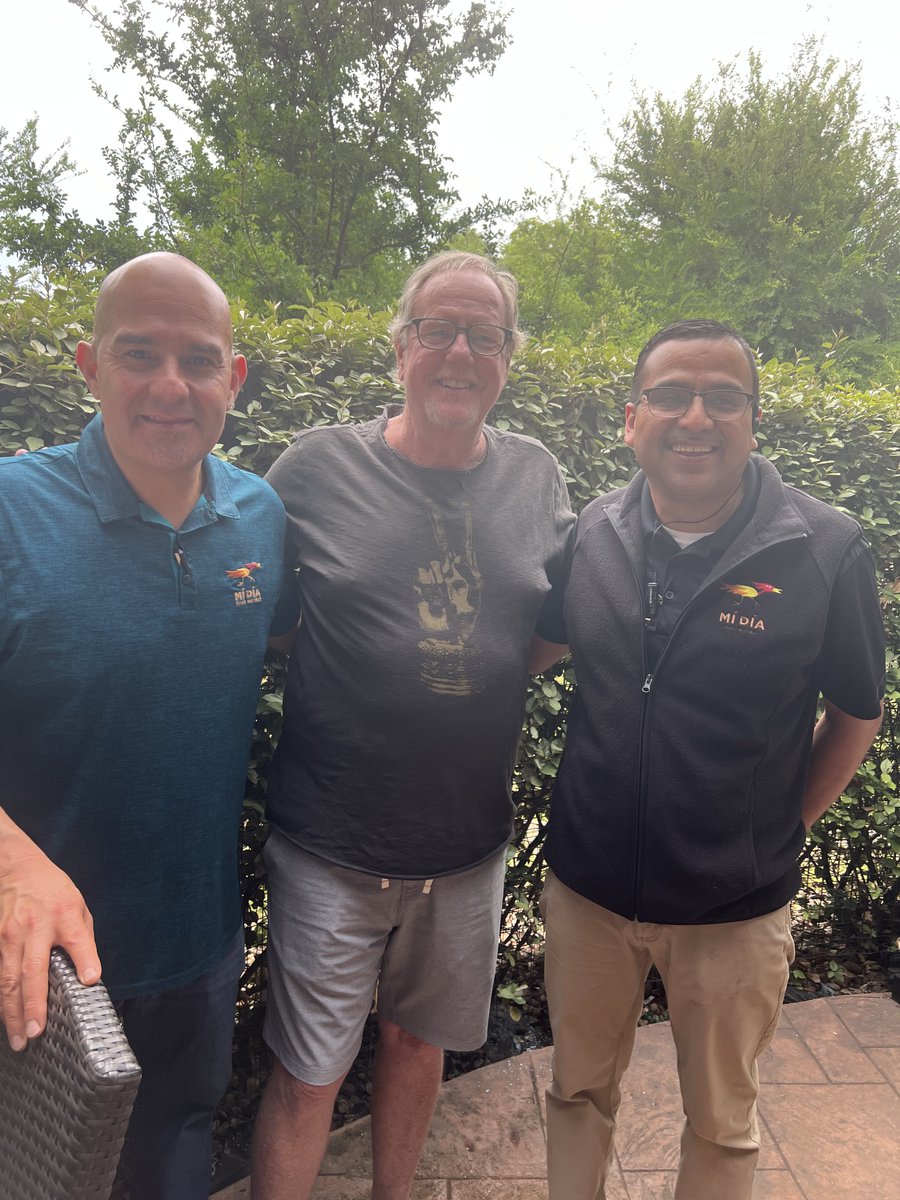 WerderEdNFL's tweet photo. Celebrated Cinco de Mayo at @MiDiaFrmScratch with a patio dinner and a Mariachi band. Good to see my friends manager Juan and @chefDeLeon. A great dining experience, as usual. https://t.co/IauoYvm9Ge