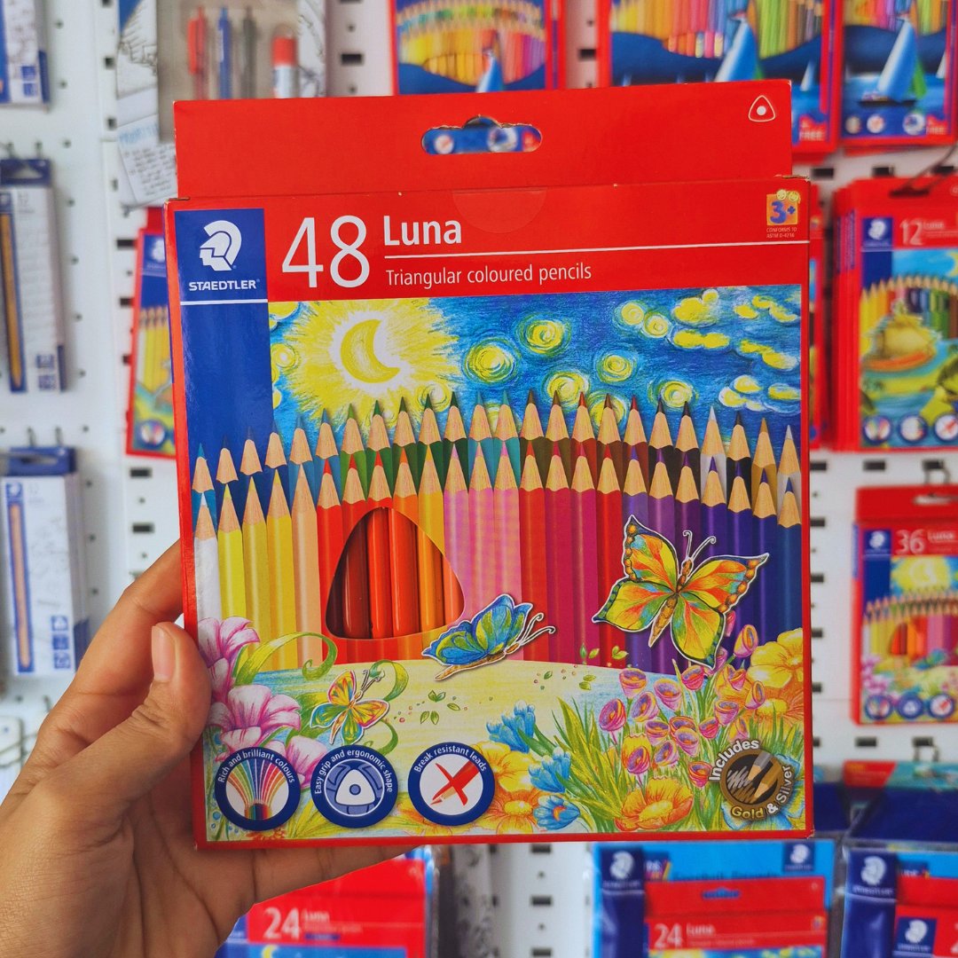 STAEDTLERMY's tweet image. Warnakan imaginasi anda dengan lebih mudah &amp;amp; selesa dengan pensel warna segi tiga Luna 🌈✏️

#luna #triangularcolouredpencils #colouredpencils #creativity #school #stationery #essentials #art