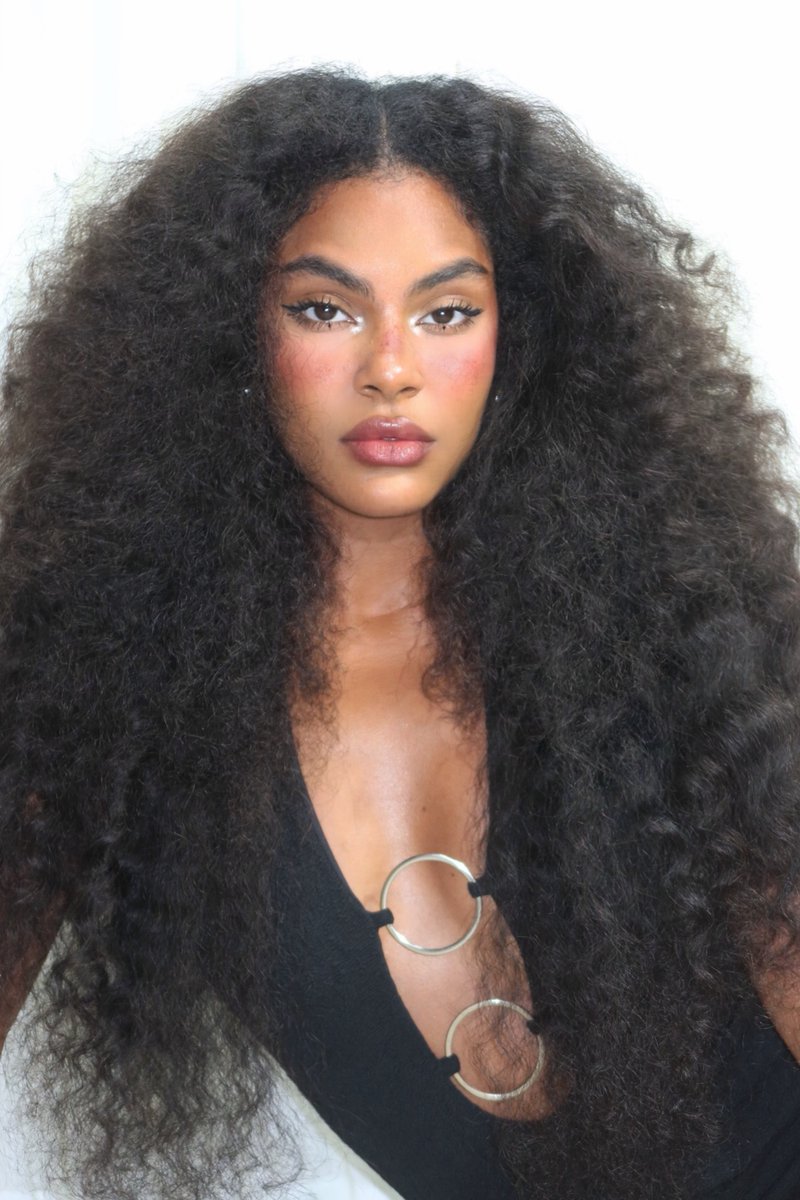 oficialmitra's tweet photo. Penteei o cabelo 💅🏾 https://t.co/rjazzPNM3a