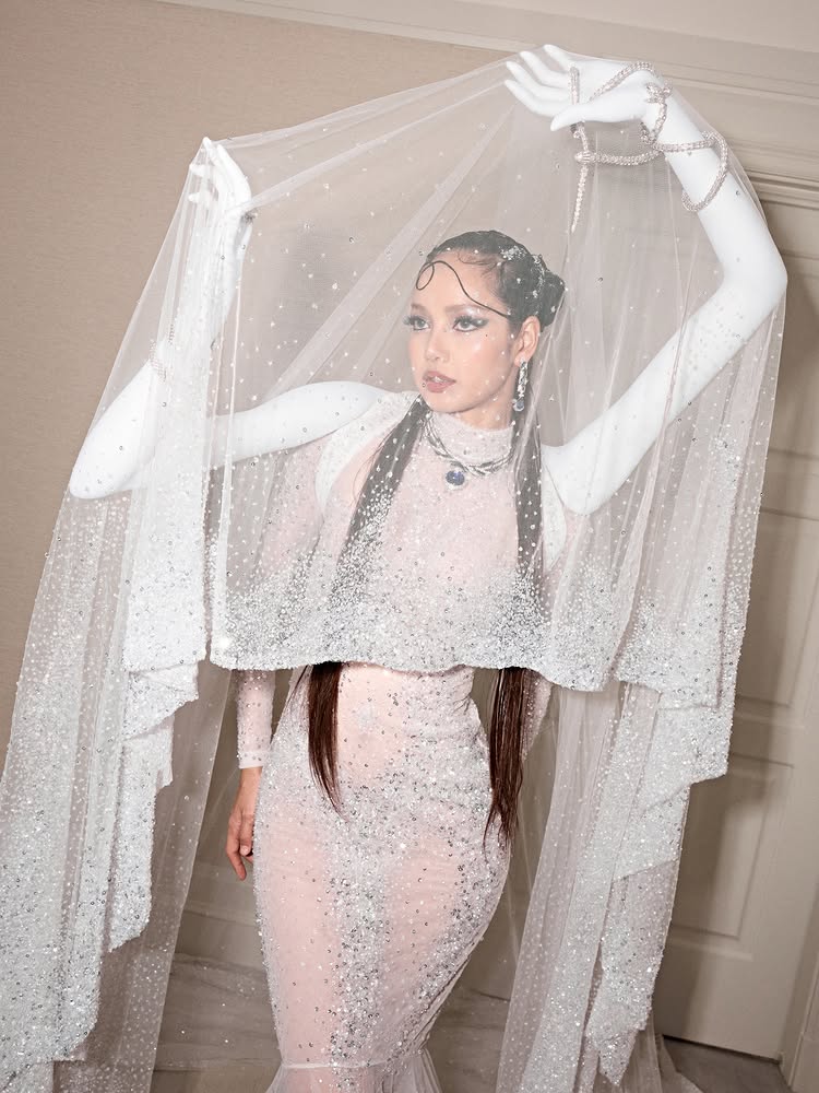 BLACKPINKGLOBAL's tweet photo. [📸] #LISA Update (1)

“What a magical evening at the MET. It was an honor to be a part of this year’s host committee with @Meta ❄️ Thank you for having me 💕”

PINKS AT MET GALA
#LISAxMetGala2026 #MetGala2026 https://t.co/RxNVcqkn4B