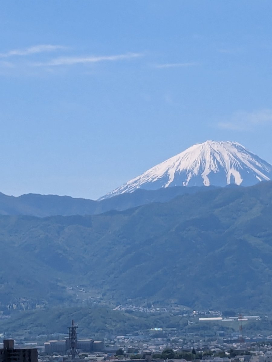 YUI27661773's tweet photo. 富士山が見���ると自��に写真を撮ってしまう😊好天に恵まれ、南アルプスもキレイに見え、お酒も美味しく良い旅でした　
#富士山　#山梨 https://t.co/GfGlmshZH4
