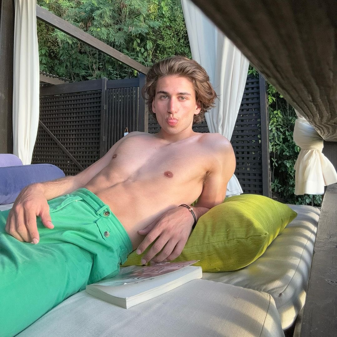 TwinkHQs's tweet photo. Sebastian Croft being one of the most perfect twinks https://t.co/gWTcQfqs7V
