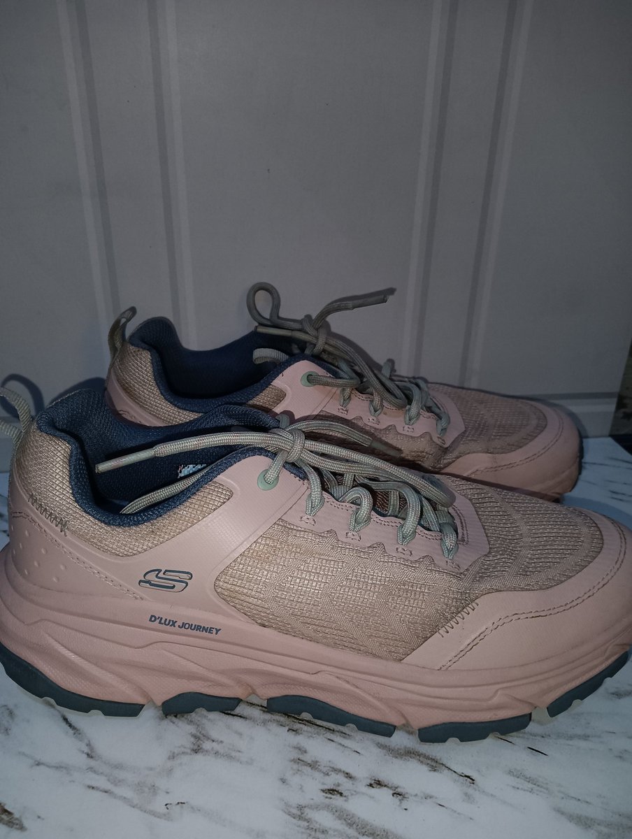 novanovlit's tweet photo. Wts sepatu Skechers preloved ini ori yaa guys size 39 sepatu kesayangan juga udah pasti aku rawat. Aku preloved harga 500k aja jual cepet waktu belinya 1,2 di store juga udah gaada. 
📍Jaksel Saharjo Tebet belakang kokas https://t.co/y9bmZbVVk9