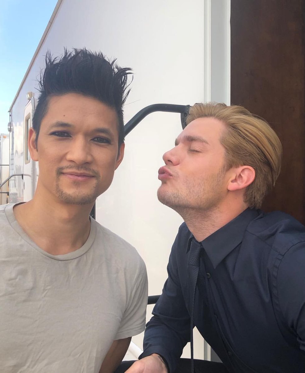 Shadowfam_4ever's tweet photo. #Shadowhunters #SaveShadowhunters #ReturnToTheShadows https://t.co/Uec4Tiqtv7