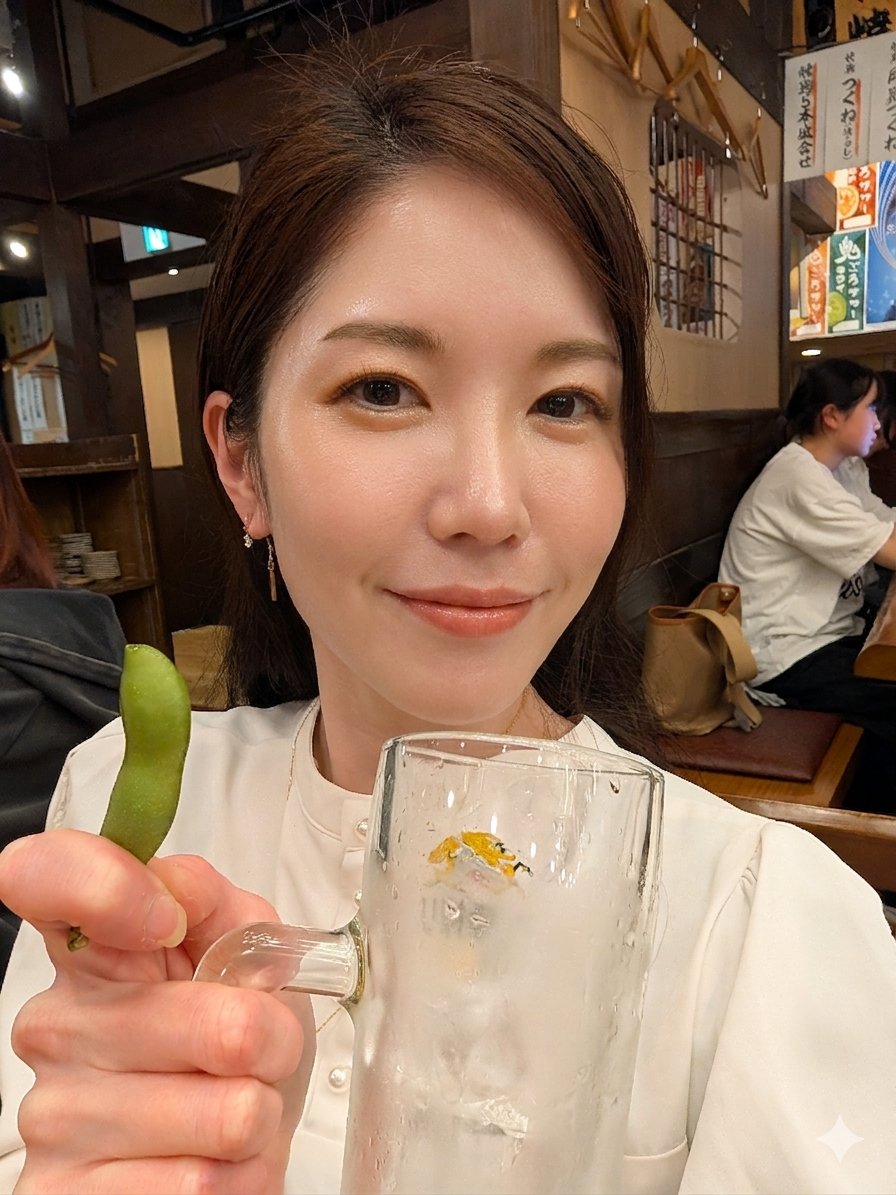 Shimazqe's tweet photo. 現実を直視したくなかったため、盛れなかった（と思いたい）写真をGeminiに「20代にして」と頼んだら、スタイルと鼻翼以外とても″整形カリカリ女″になった。

他���から見て不自然でもいい、正直これになりたい。

さぁいくら掛かるんだろう……最高で100万円で済むか？ https://t.co/eDf2OzQq5U
