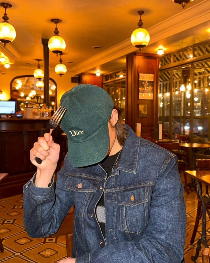 hyskzin's tweet photo. There’s a certain charm in not trying too hard, in letting the atmosphere carry the mood while staying effortlessly composed, as if time slows down just enough to capture something refined, something quietly unforgettable. https://t.co/AVz6qlqNWW
