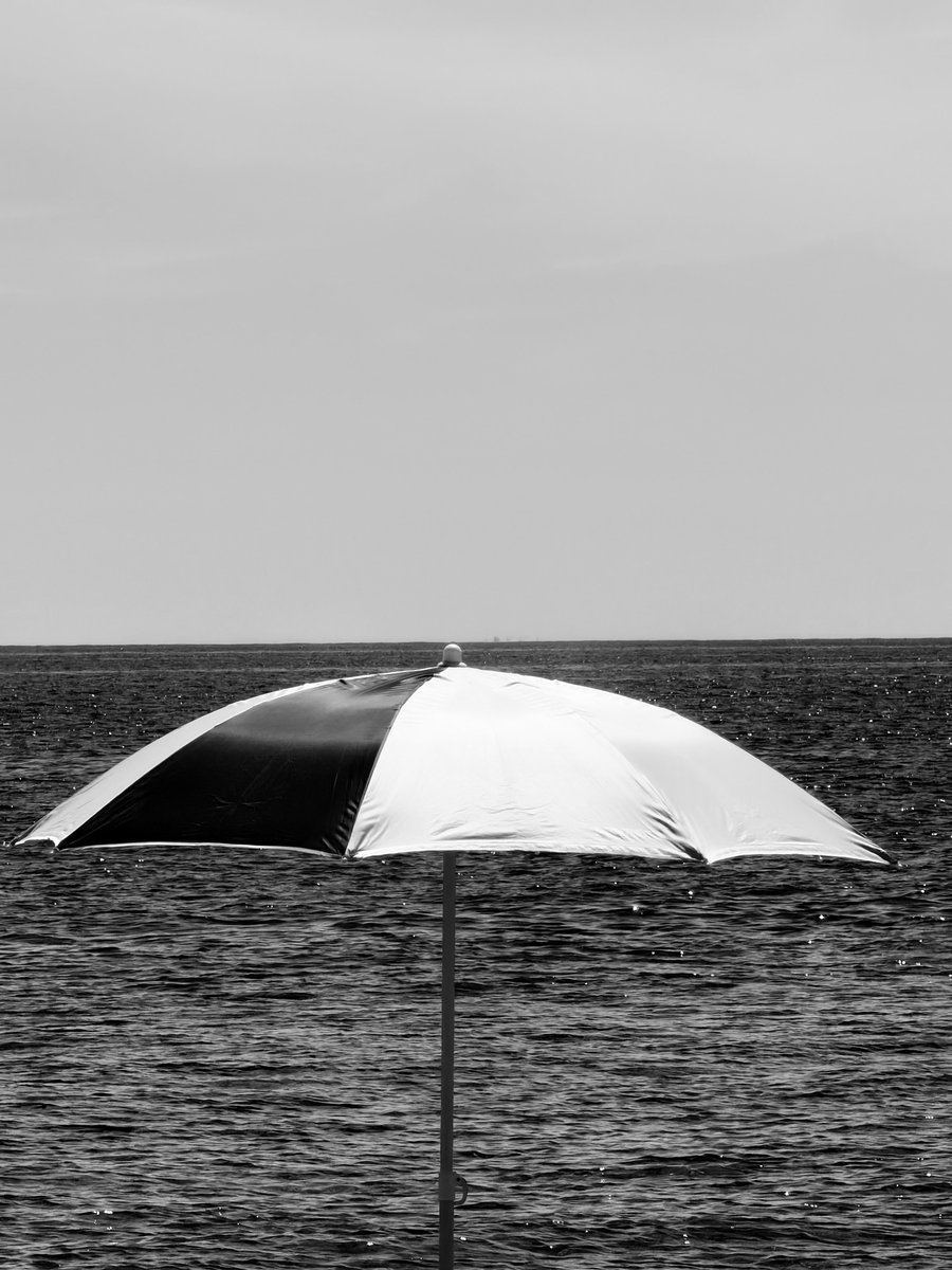 Alonein43672278's tweet image. #photography #blackandwhite #sea #umbrella #horizon