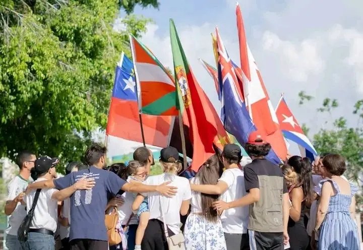 CamilaEP99's tweet photo. Hoy, como cada año, volvimos a abrazarnos.
Contra el bloqueo. Contra el odio. Por #Cuba.
#FiestaDeLosAbrazos
#RomeriasDeMayo
#FEUvsBloqueo https://t.co/FjjdXR5TEI