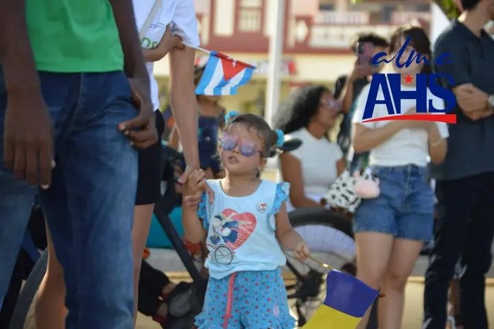 CamilaEP99's tweet photo. Hoy, como cada año, volvimos a abrazarnos.
Contra el bloqueo. Contra el odio. Por #Cuba.
#FiestaDeLosAbrazos
#RomeriasDeMayo
#FEUvsBloqueo https://t.co/FjjdXR5TEI