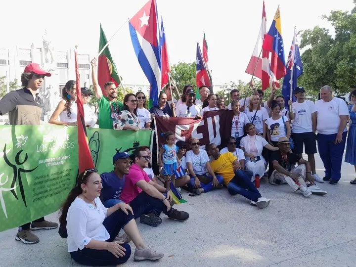 CamilaEP99's tweet photo. Hoy, como cada año, volvimos a abrazarnos.
Contra el bloqueo. Contra el odio. Por #Cuba.
#FiestaDeLosAbrazos
#RomeriasDeMayo
#FEUvsBloqueo https://t.co/FjjdXR5TEI