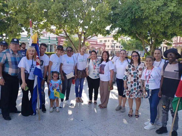 CamilaEP99's tweet photo. Hoy, como cada año, volvimos a abrazarnos.
Contra el bloqueo. Contra el odio. Por #Cuba.
#FiestaDeLosAbrazos
#RomeriasDeMayo
#FEUvsBloqueo https://t.co/FjjdXR5TEI