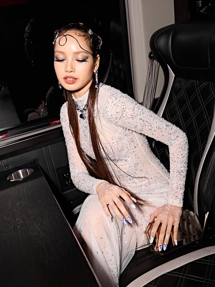 BLACKPINKGLOBAL's tweet photo. @Meta [📸] #LISA Update (3)

“What a magical evening at the MET. It was an honor to be a part of this year’s host committee with @Meta ❄️ Thank you for having me 💕”

PINKS AT MET GALA
#LISAxMetGala2026 #MetGala2026 https://t.co/ePVzfeoOZQ