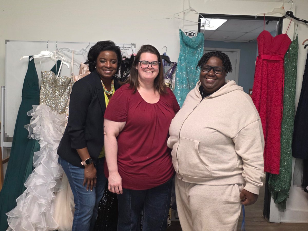 AssociatedCU's tweet photo. Thanks to generous community advocates, students served by Nicholas House, attended their prom in style! Huge thank you to Serendipity Consignment Store and Evergreen Pro Dry Cleaners for their generous contributions. #AssociatedCU https://t.co/dFHDHOHTWI