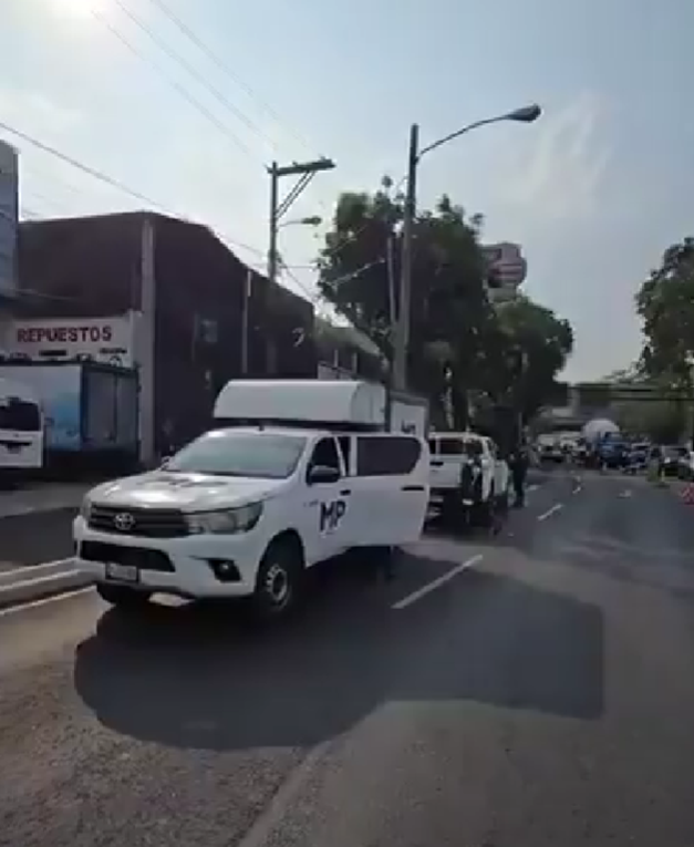 GtLiberal's tweet image. La Fiscalía de Delitos contra la Vida y la Integridad de las Personas del #MP procesa escenario criminal en la 2a.  Av. bulevar Liberación, zona 13 de la ciudad de Guatemala, tras ataque armado. 

Preliminarmente, sería un intento de robo contra miembros de cuerpo diplomático