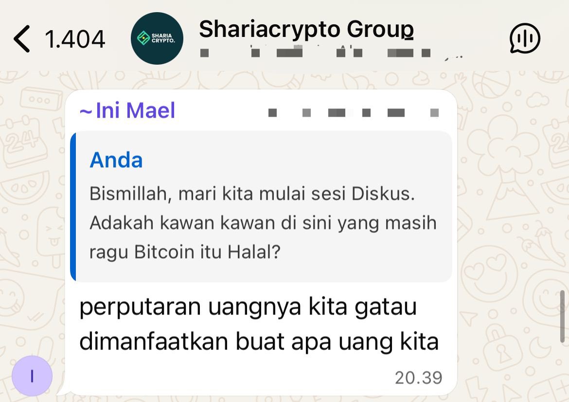 shariacrypto's tweet photo. KERAGUAN BITCOIN HALAL #2: "Uang yang saya investasikan dimanfaatkan untuk apa?"

Ini perbedaan fundamental yang sering luput dari penjelasan.

Ketika kita beli saham perusahaan di pasar sekunder (misalnya beli saham Telkom di bursa), uang kita tidak masuk ke kas Telkom. 

Kamu membeli kepemilikan dari pemegang saham sebelumnya.

Apakah saham jadi haram karena itu? Tidak.

Bitcoin juga serupa. Ketika kamu beli Bitcoin:
→ Uangmu pergi ke penjual Bitcoin, bukan "ke Bitcoin"
→ Kamu mendapat kepemilikan atas aset digital yang langka
→ Jaringan Bitcoin terus berjalan independen dari transaksi jual belimu

Tapi ada yang lebih penting dari ini:

Bitcoin sudah memiliki utilitas nyata yang diakui jutaan orang:
✅ Alat transfer nilai lintas batas tanpa bank
✅ Store of value yang tidak bisa diinflasiasi paksa oleh pemerintah manapun
✅ Perlindungan dari sistem perbankan ribawi
✅ Akses keuangan bagi 1.4 miliar orang yang tidak punya rekening bank

MTT PP Muhammadiyah dalam fatwa Maret 2026 mengakui ini:
Bitcoin memenuhi syarat sebagai māl mutaqawwam yaitu harta yang 
memiliki nilai dan manfaat yang diakui secara sosial ('urf).

Manfaatnya nyata. Walau tidak terlihat secara fisik.