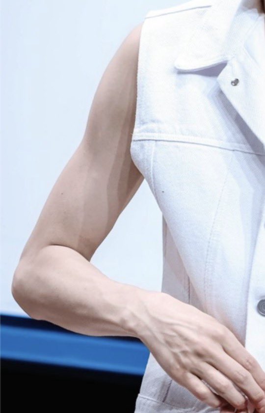 도훈 팔 tweet media