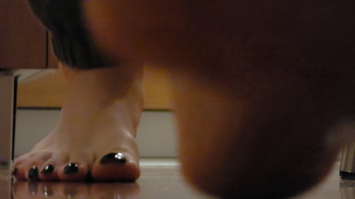 FraSquish's tweet photo. YOU GOT 60 milliseconds, 😮
before the foot touches the ground crushing you in the process

WHAT DO YOU DO?

I actually calculated the time, it's accurate 😉 https://t.co/uDhYJUG92a
