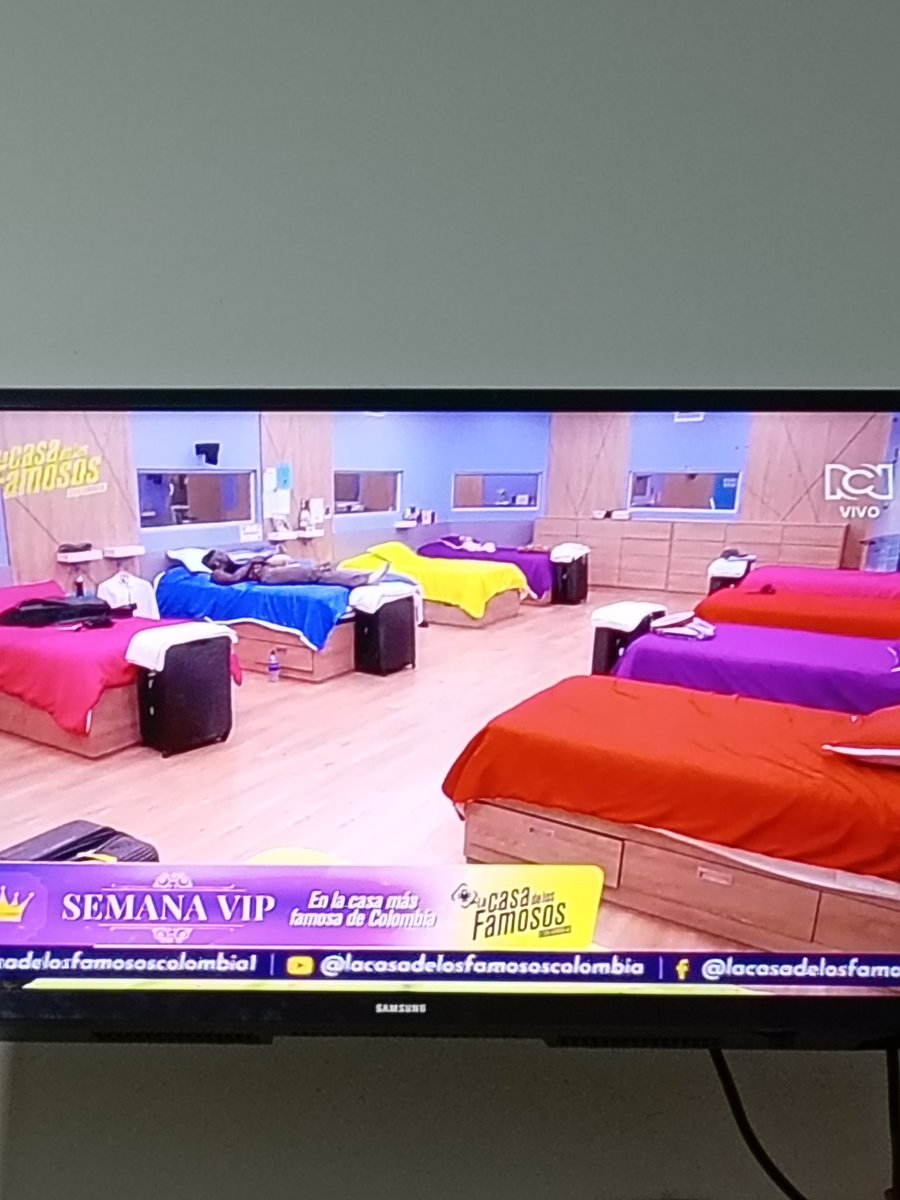 Caamiiliithoo's tweet photo. #LacasadelosfamososCol3 yo acostado viendo gente acostada https://t.co/xoKTsTJpjX