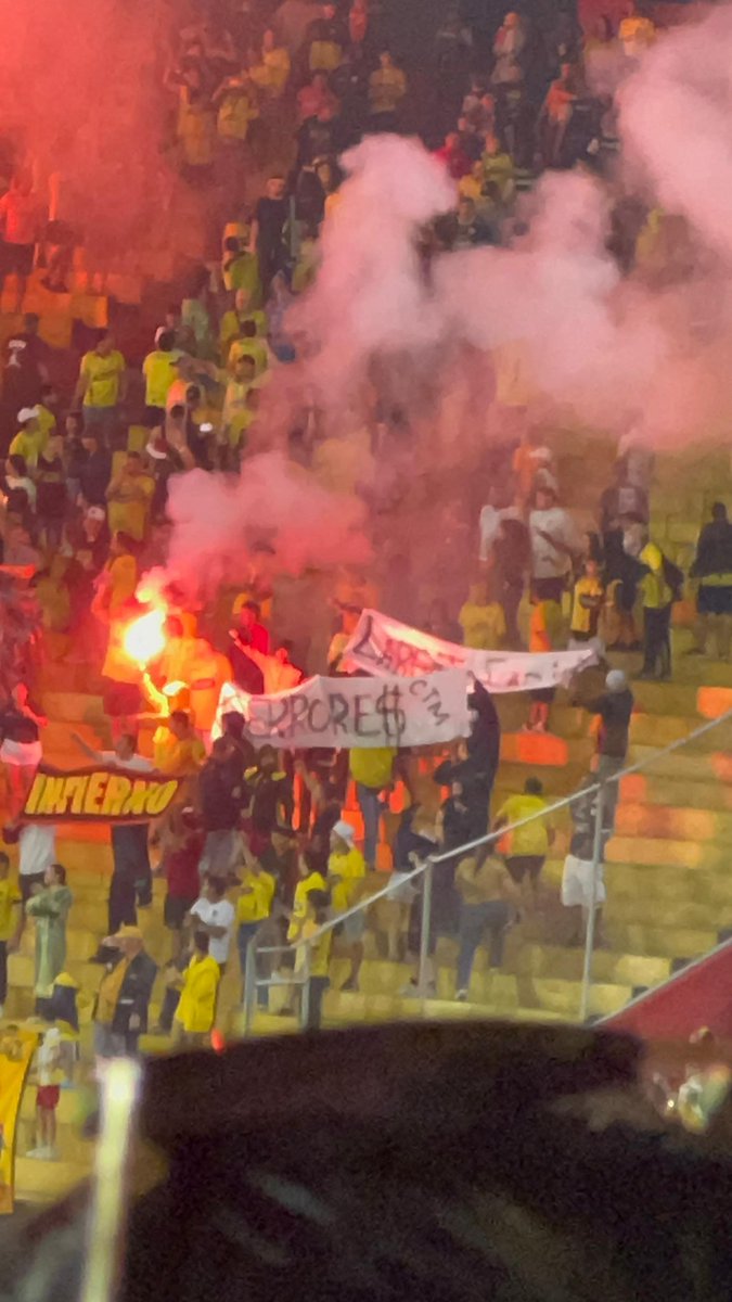 directfutbolec's tweet image. Hinchas de #BSC 🟡 en la General Sur prendieron bengalas 🎇 e hicieron explotar artefactos con un fin… MOSTRAR CARTELES EN CONTRA DE LA DIRIGENCIA. Piden elecciones 

Próximamente, sanción para el club… #Libertadores 🏆
📷 : @soniiperez_