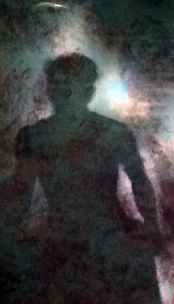 madeleonu's tweet photo. Figuras en disolución.

Entre la sobreexposición y el ruido, la figura merge como residuo de luz, inestable, incompleto. No hay identidad, solo la insistencia de una presencia que intenta fijarse y fracasa.
Registro de algo que no termina de existir, pero tampoco deja de hacerlo. https://t.co/UUCU4feUxG