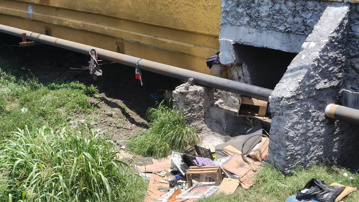 josedany79's tweet image. @qromunicipio @FeliFerMacias #Ciudad
Región 22 || 🚨DENUNCIAN a personas en situación de calle que viven debajo de puente de Dren Cimatario. Habitantes de las colonias Las Palmas y El Marqués, aseguran que personas en situación de calle, viven debajo del puente de dren Cimatario