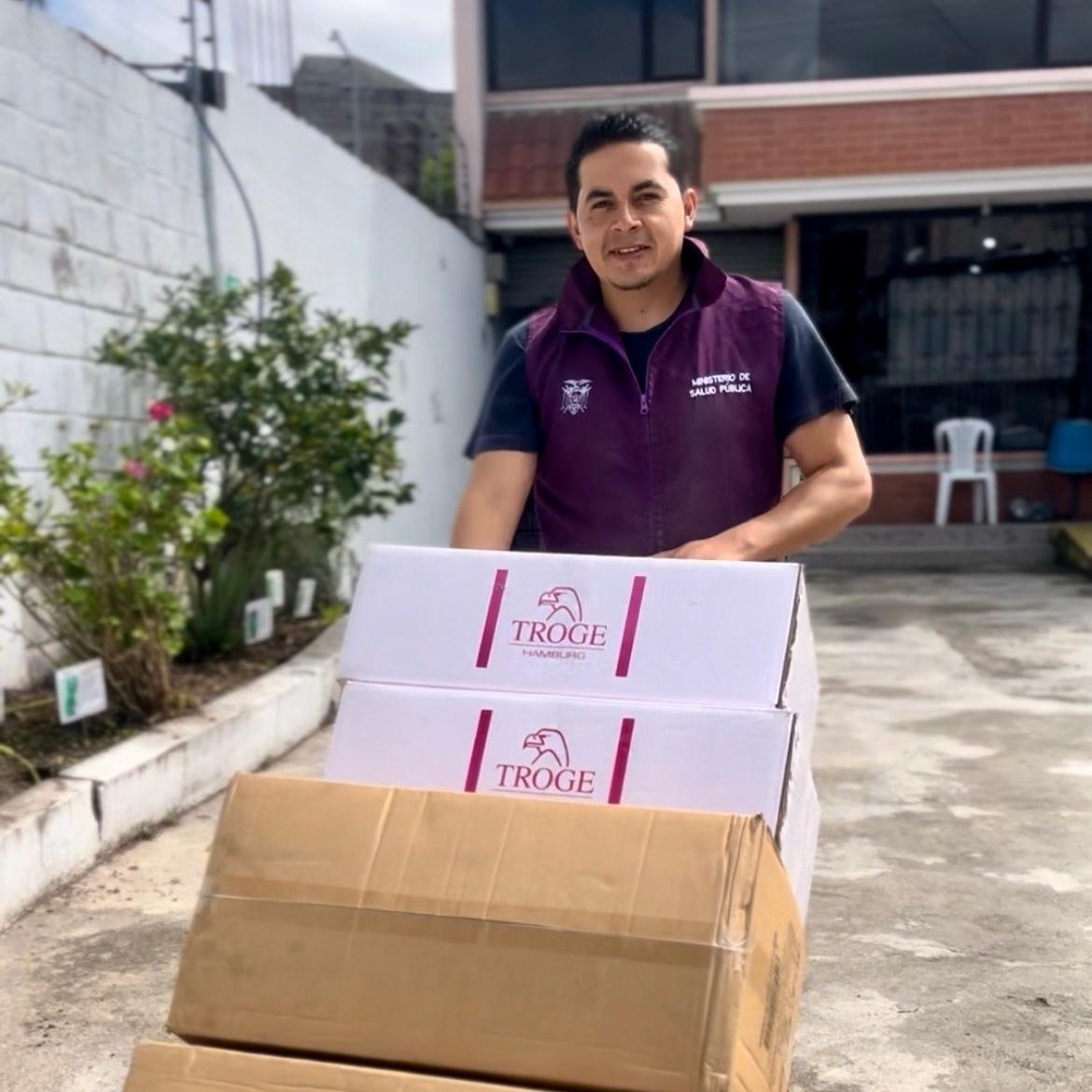 SaludImbabura's tweet photo. 💊 #Imbabura | Entrega de medicamentos de compra centralizada para fortalecer el abastecimiento en los establecimientos de salud 🏥 Garantizamos acceso oportuno y atención continua 💙 https://t.co/pNDwTWRpYY