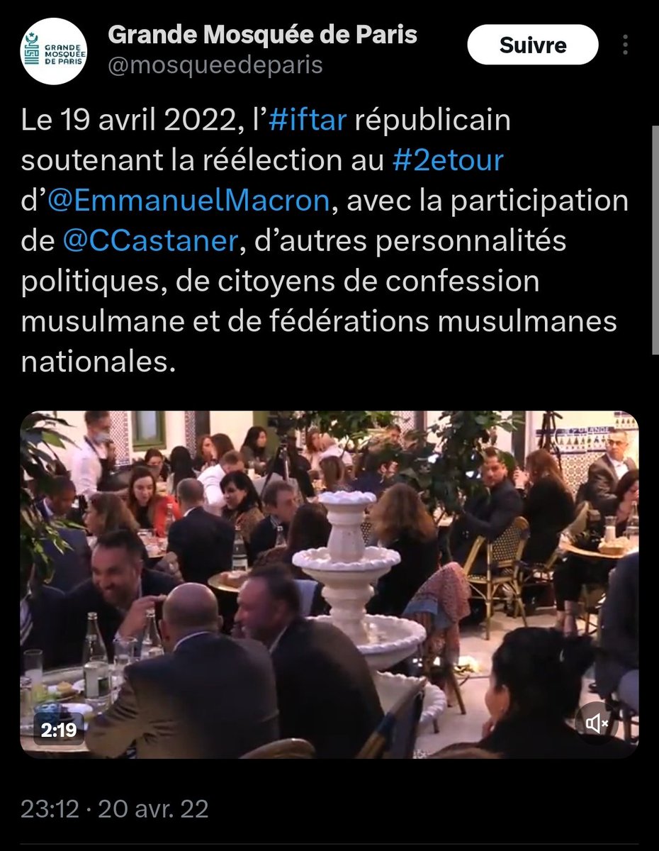 Romualddu13's tweet photo. Cet individu, soutenu par la macronie, a fait réciter les hadiths d'Al Nawawi en octobre 2021, à l'occasion d'un concours de récitation auquel étaient conviés les enfants.

Le hadith n°8 est un appel au combat armé contre les non-musulmans, le n°14 un appel à exécuter les apostats de l'islam.
Peu importe la langue, la traduction reste la même.
"Préserver son sang si l'on se convertit à l'islam/Il est licite de verser le sang d'un musulman abandonnant l'islam".

Pourquoi garde-t-on cet individu binational, promouvant un tel discours haineux et violent, en France ? 
Quels lourds secrets lient la macronie au régime algérien, dont cet individu est l'un des représentants ?