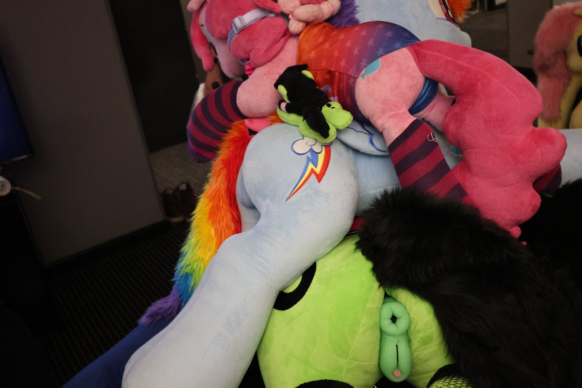 SearingNSFW's tweet photo. Sold both Lifesized plushies at neighcon! https://t.co/nCJFKw70Gf