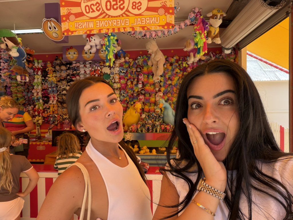cottrando's tweet photo. https://t.co/wakxQEIH0d

RENTED OUT AN AMUSEMENT PARK 
LIVE RN https://t.co/WOTrX3DMao