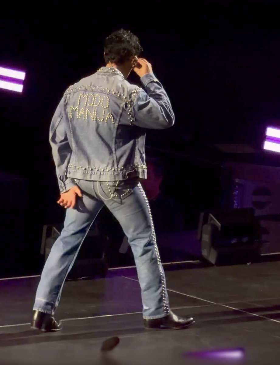 📸 Joe Jonas apareció en el show de los Jonas Brothers en el Movistar Arena con una campera que dice “modo manija”