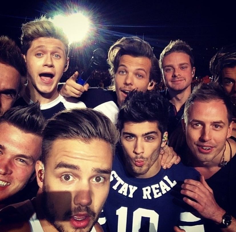 icarusoned's tweet photo. essas selfies no final do show da one direction eram tão icônicas https://t.co/4LWLiJlQn6