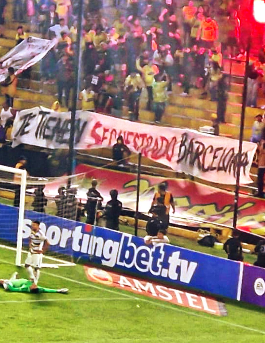 La hinchada se manifiesta.
La gente no tolera más vergüenzas, fracasos, demandas, deudas, malos resultados e inoperancia dirigencial en Barcelona.
