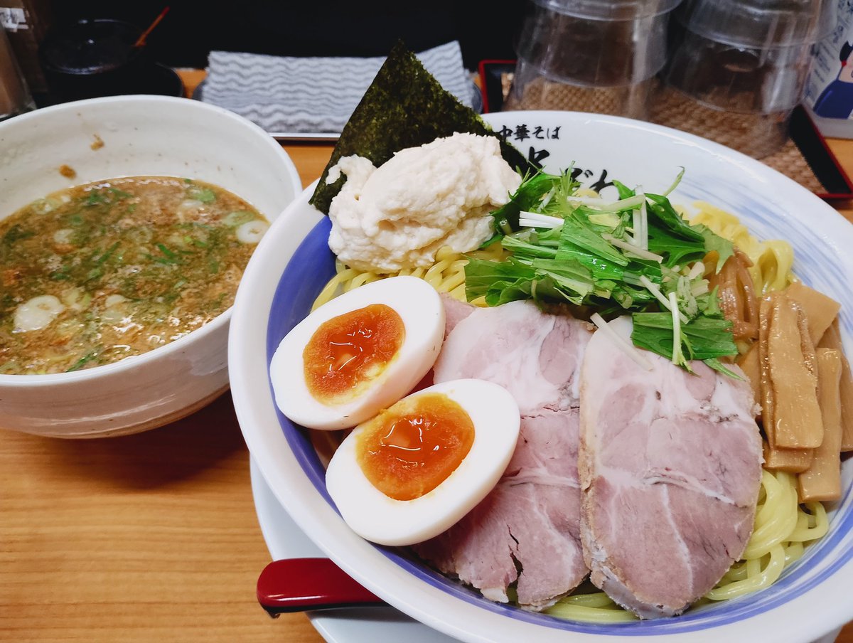 RGSTTS's tweet photo. 中華そば半ざわ　5/6

“ブイヤベース炊きつけそば(塩冷のみ)”

貝ソースのオマケ付き
ｷﾀ━━━━(ﾟ∀ﾟ)━━━━!!

一昨日の訪店に続いての“炊き”
大盛にしたけど魚介出汁と香味野菜
即ちメッチャブイヤな
ショッパウマつけ汁のお陰で
箸が頗る進んで(ﾟдﾟ)ｳﾏｰ

連休中の休み無営業に感謝！ https://t.co/e2TinwQzxC