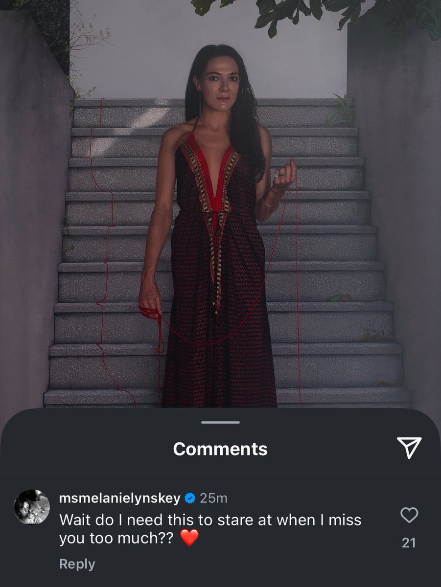 shaunasknife's tweet image. quick someone get melanie a hyper realistic painting of simone (yes that’s a painting woah)