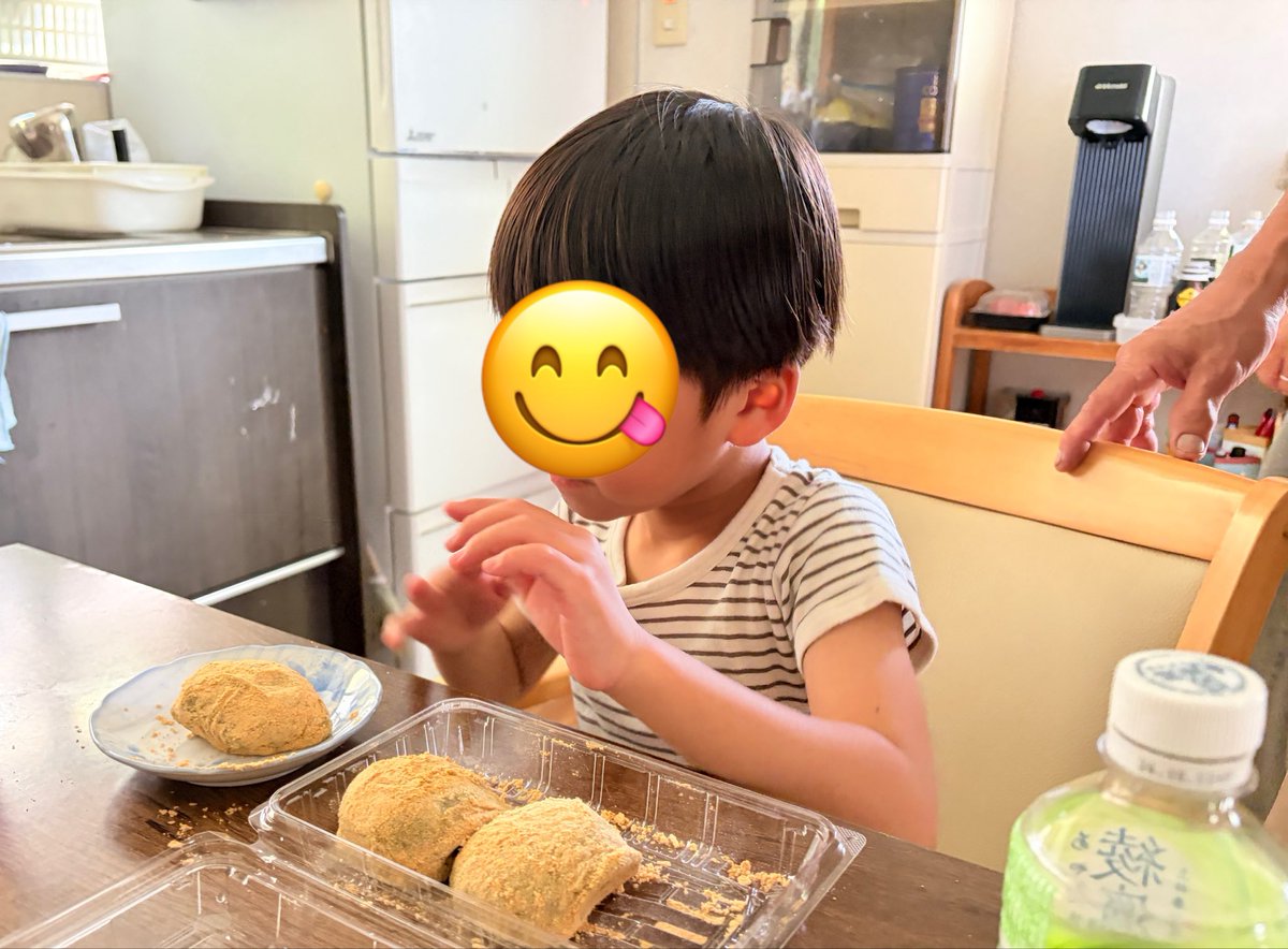 nanohanamura's tweet photo. 昨日5月5日は火曜日だったので、
関西に住む息子家族に、
きっちんはうすのぼたもちを買いました。

食にこだわりがある孫も、
あまりのおいしさに舌鼓！

今期は5月19日ごろに終了だそうなので、
間に合って良かった。

by 事務局長 https://t.co/lqURjD3paT