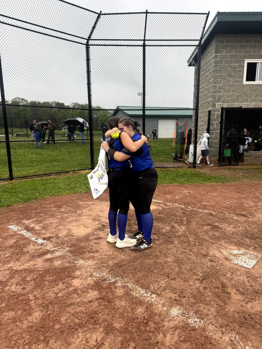 hayfarrell2027's tweet photo. We had an amazing region win today, and in the rain to finish it off. We beat Union City 15-7, and @SophPrimavere27 had 12 Ks!!! I also hit my 100 hit milestone tonight. I had 3 homeruns, a double and 8 RBIs!! https://t.co/vZWMWxfrjR