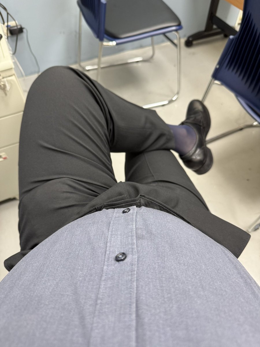 早安☀️
終於沒下雨了，陽光微微露臉
這款雕花穿起來很舒服
最近也愛條紋的絲襪
可惜我有的款式不多
就幾雙而已
😂😂😂
（好奇，是我的內容無趣還是怎麼，留言互動都好少）
