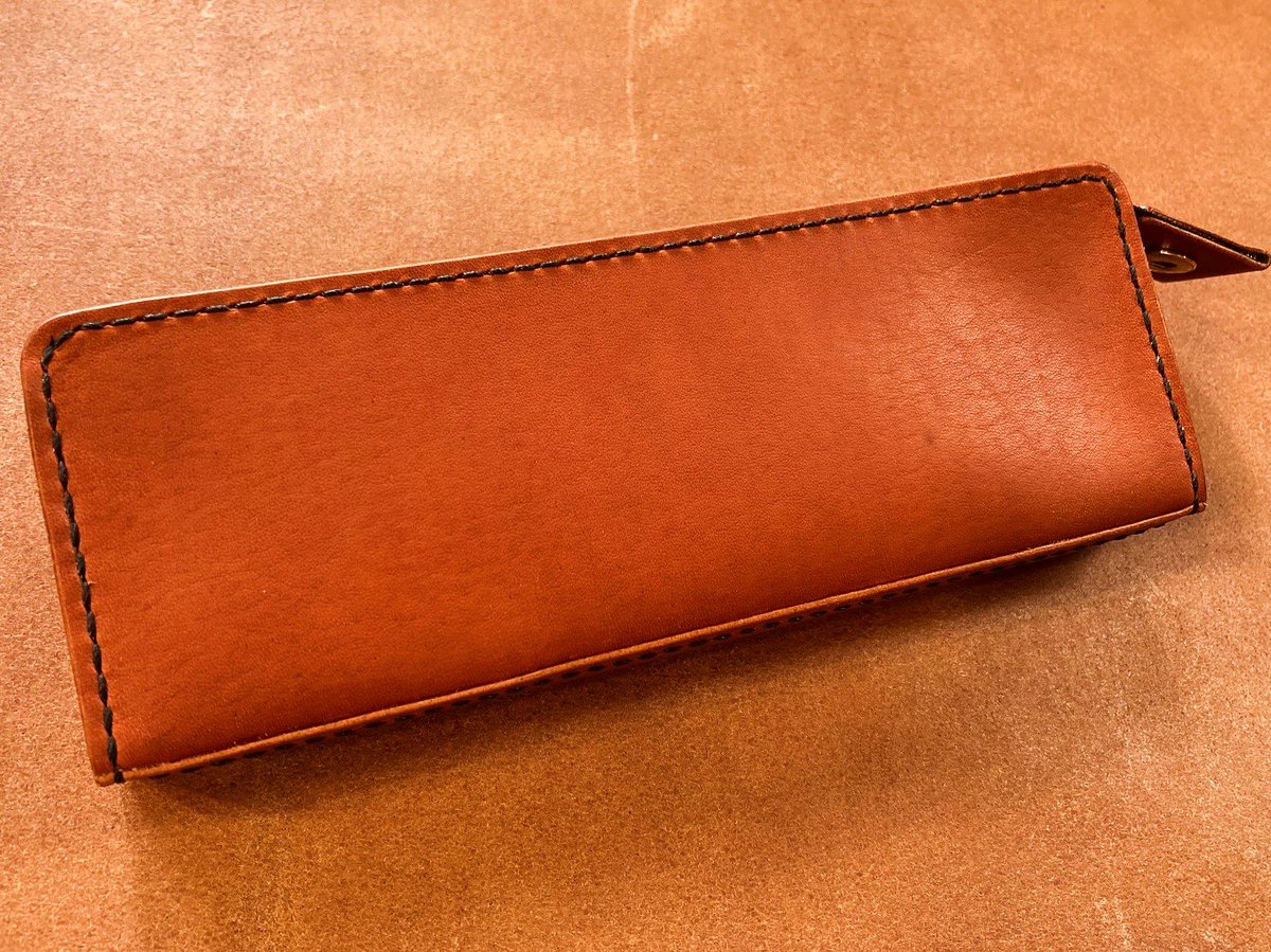 ouchi_leather's tweet photo. 【ステーショナリーケース】
鉛筆入れ製作させていただきました☺️

スクエアな角っとしたデザイン、
ファスナーエンドはボタン留めと、
こだわりの設計。

永くお使いいただけますように。

#福島市 #革製品 #レザー #ペンケース https://t.co/c05XTRQsmk