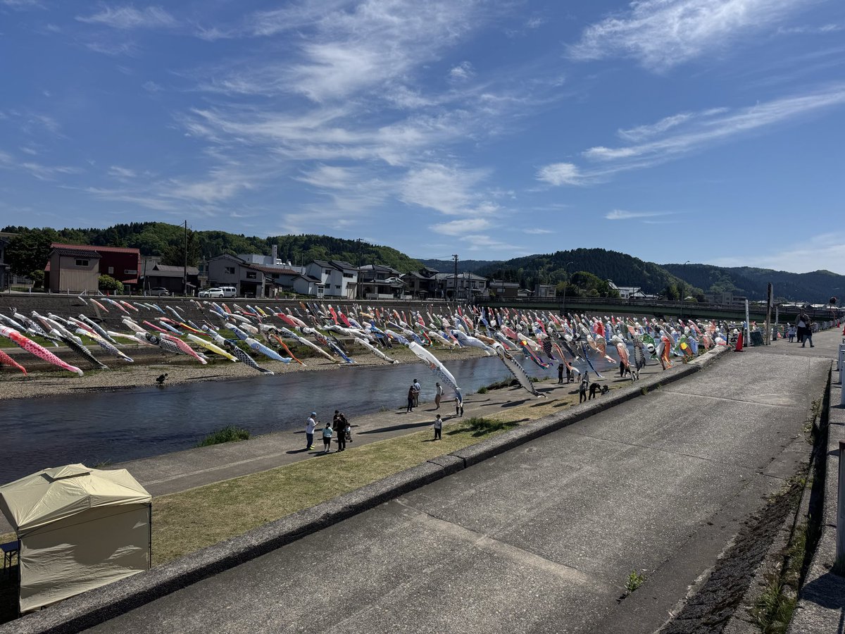 kamokankou's tweet photo. ＼#かもこいマルシェ 最終日🙏／

本日も晴天の中、 #加茂川を泳ぐ鯉のぼり 開催中☀️✨
また #かもこいマルシェ は本日が最終日です！9時30分〜16時まで開催！💪

GW最終日、 #加茂市 へぜひお越しください🙏

詳しくはこちら
(公共駐車場のご案内あり)
↓ ↓
https://t.co/zu1Ekgg1cm… https://t.co/gvyFaZZp32