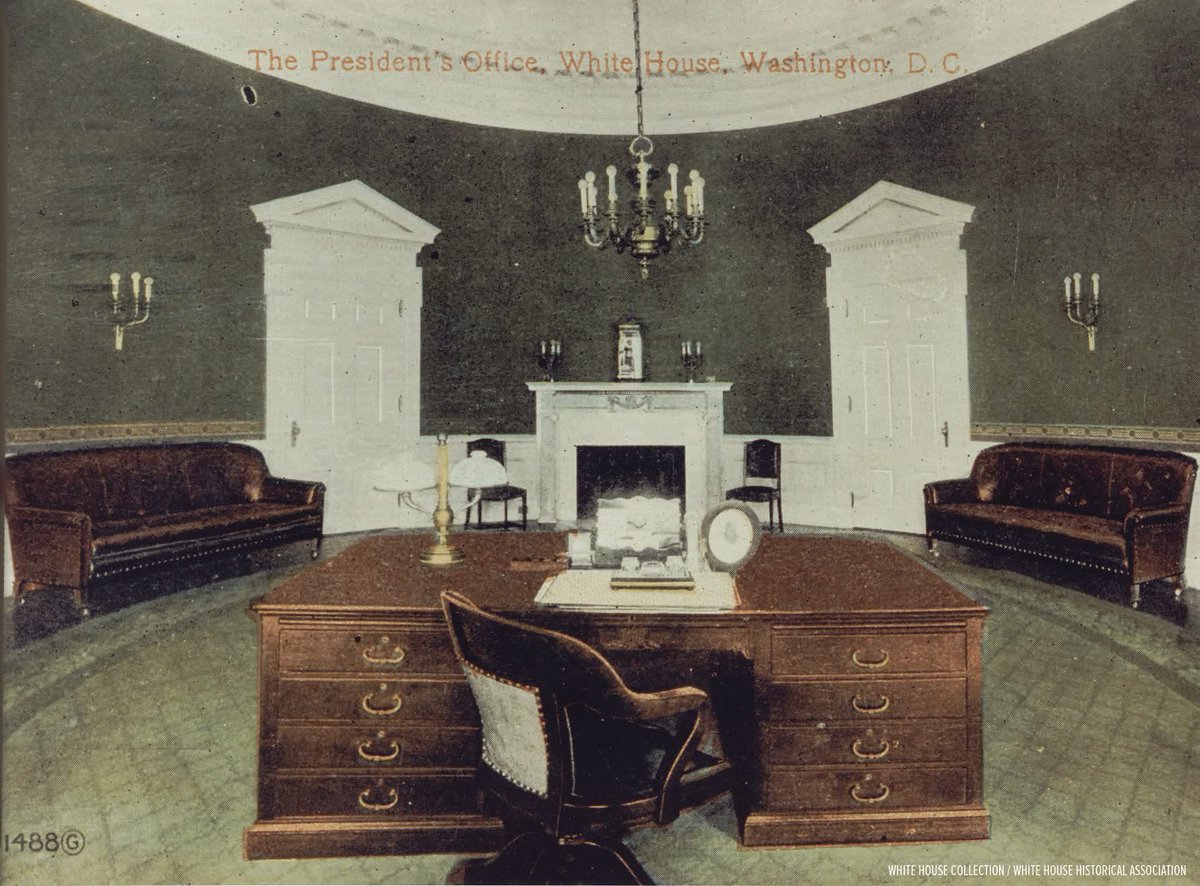 PrezWisdom's tweet image. WHITE HOUSE:
UNDER CONSTRUCTION

Many people ask: “Where did the Oval Office come from?”

William Howard Taft 🇺🇸 authorized the first construction of the famous office in 1909 during an expansion project of the West Wing of the White House 

#POTUS 🛠️🪚