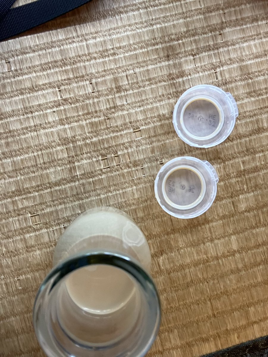 aryhusya's tweet photo. 温泉の後のコーヒー牛乳かフルーツ牛乳かは昔々の古典的争いネタだったけど見なくなったよね https://t.co/bNVrXqb6is