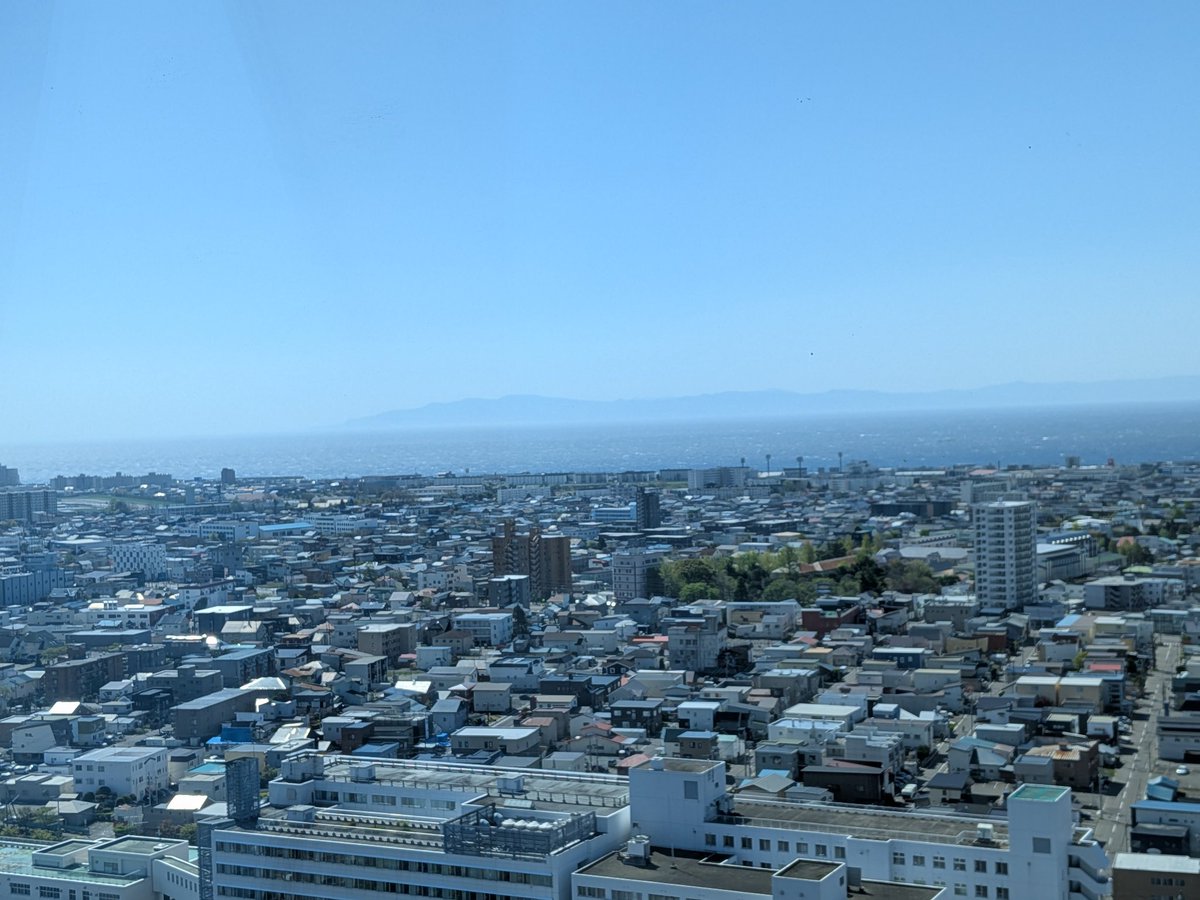 daakumatan's tweet photo. 五稜郭タワーにて
下北半島が見える！ https://t.co/HdHB00KO23