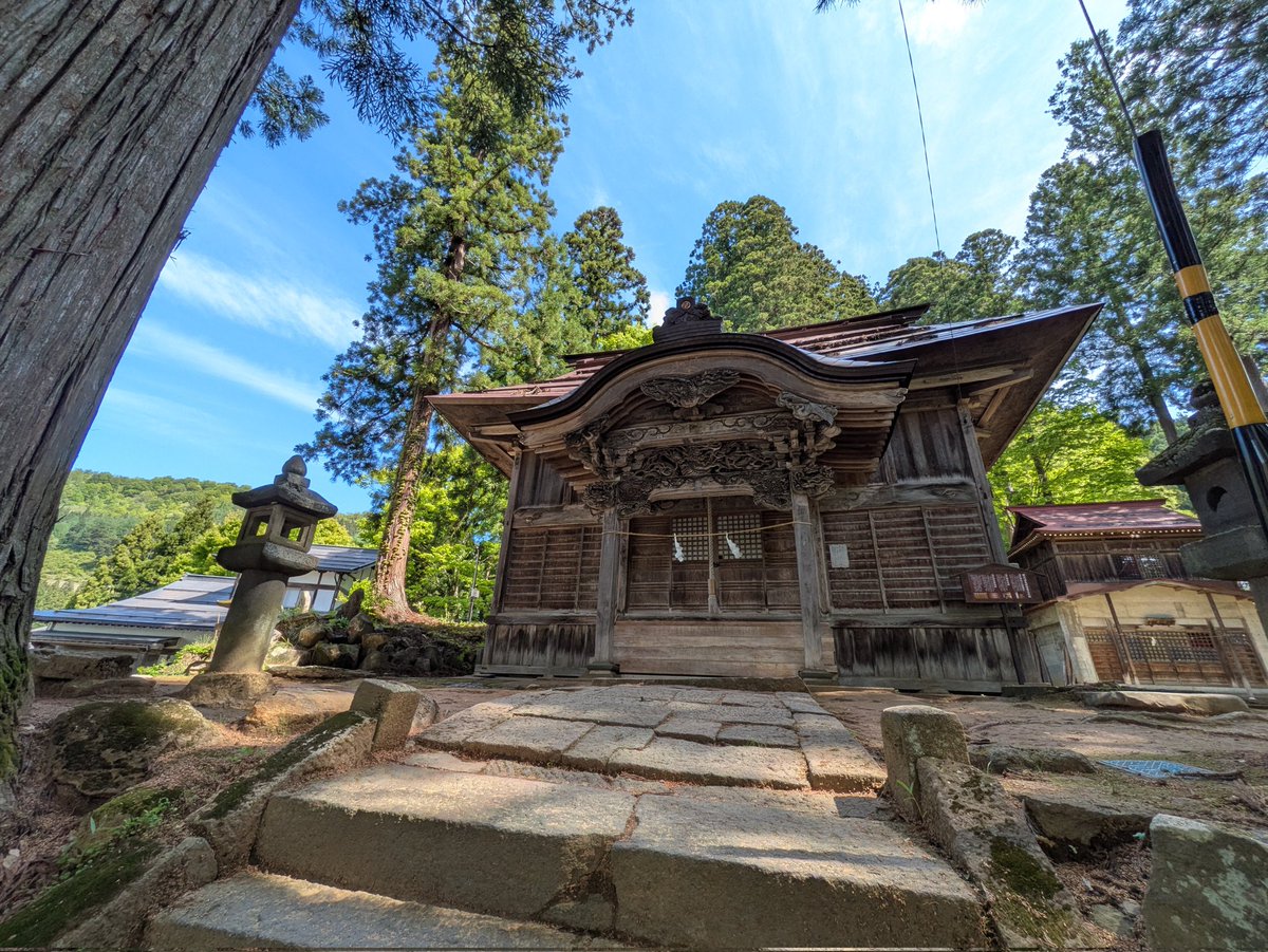 oyamasanke's tweet photo. 温泉に入る前に湯澤神社に参拝。
かつて湯山や湯澤と呼ばれていた時期に建立されたそう。
お寺と隣接してるせいか鈴ではなく銅鑼のような奴がついてました。
あと彫刻が精巧で美しい。
見応えあります。 https://t.co/ChBJQkwXbJ