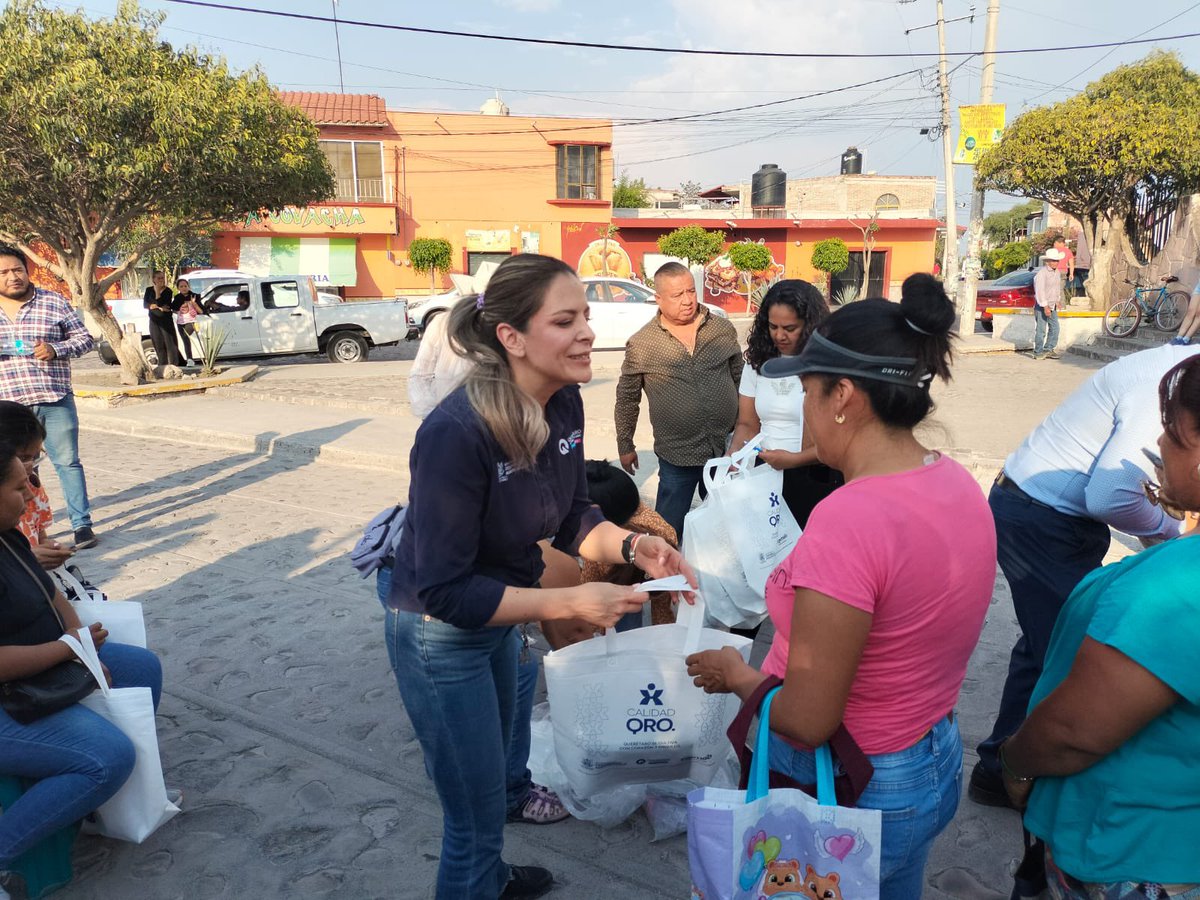 SedeaQro's tweet photo. Nos reunimos en el Jardín Principal de La Venta de Ajuchitlancito, Pedro Escobedo, para conmemorar con alegría el Día de la Madre. El Gobernador @makugo les envía un cordial saludo y un reconocimiento por su entrega diaria. #AquíContigo 💙 https://t.co/DK13dFK5rf