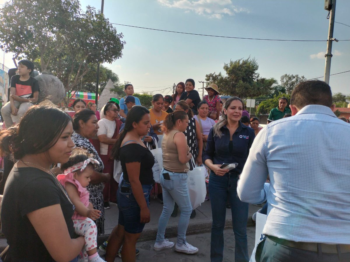 SedeaQro's tweet photo. Nos reunimos en el Jardín Principal de La Venta de Ajuchitlancito, Pedro Escobedo, para conmemorar con alegría el Día de la Madre. El Gobernador @makugo les envía un cordial saludo y un reconocimiento por su entrega diaria. #AquíContigo 💙 https://t.co/DK13dFK5rf