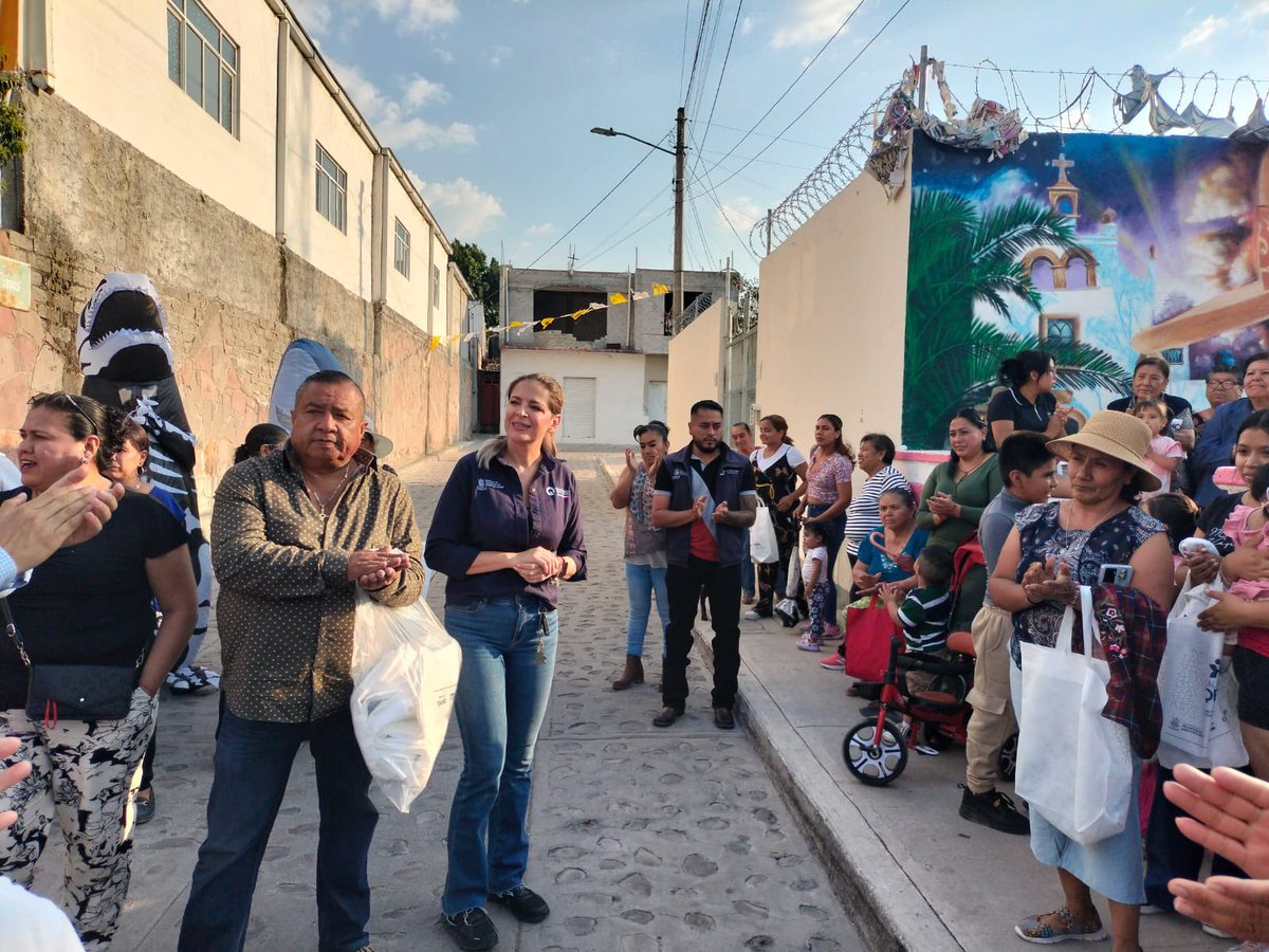 SedeaQro's tweet photo. Nos reunimos en el Jardín Principal de La Venta de Ajuchitlancito, Pedro Escobedo, para conmemorar con alegría el Día de la Madre. El Gobernador @makugo les envía un cordial saludo y un reconocimiento por su entrega diaria. #AquíContigo 💙 https://t.co/DK13dFK5rf