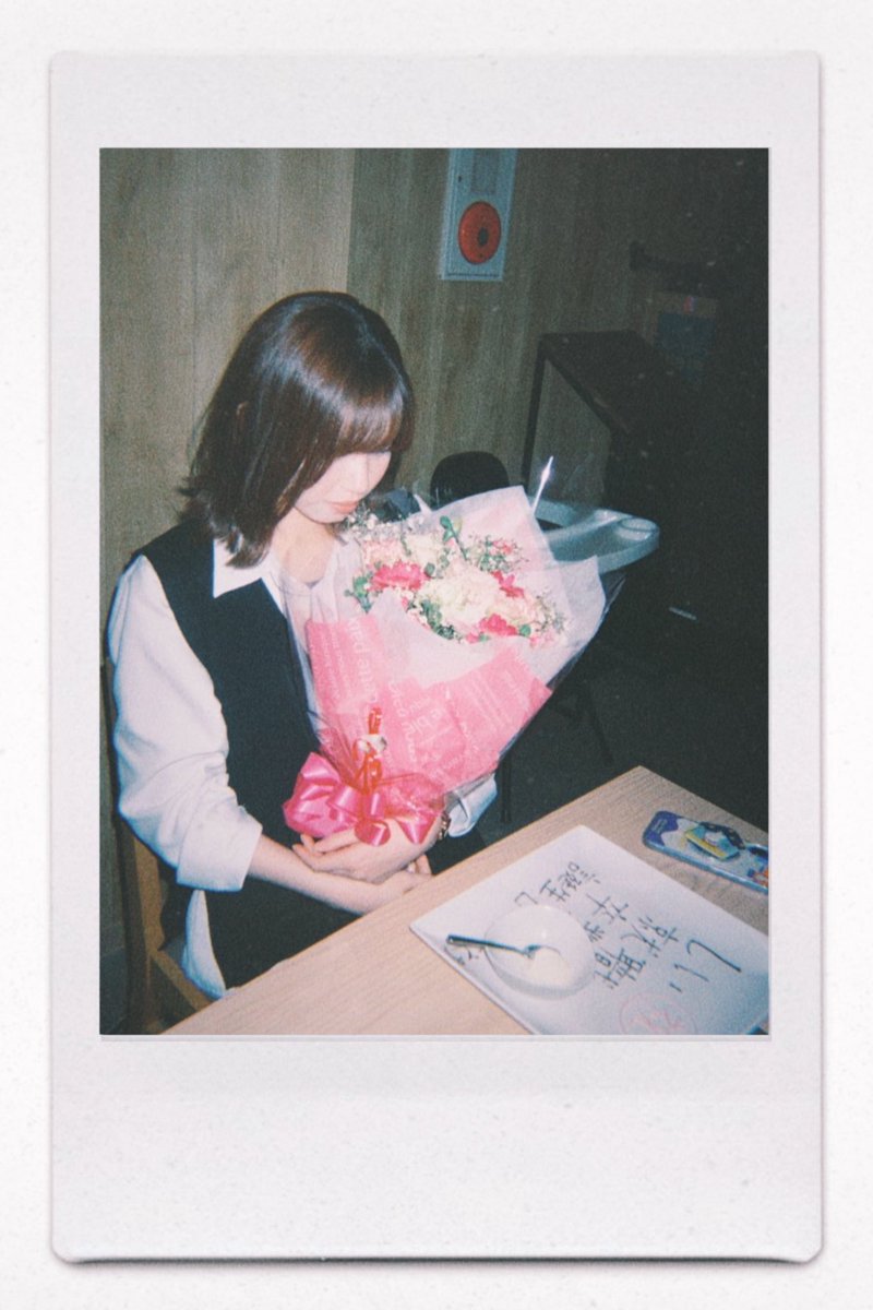 shienosns's tweet photo. 💭
人生の節目で初めてもらった花束だったと思う
お祝いプレートも初めてだった
23歳まで生きててよかった https://t.co/eoxBo4seOQ