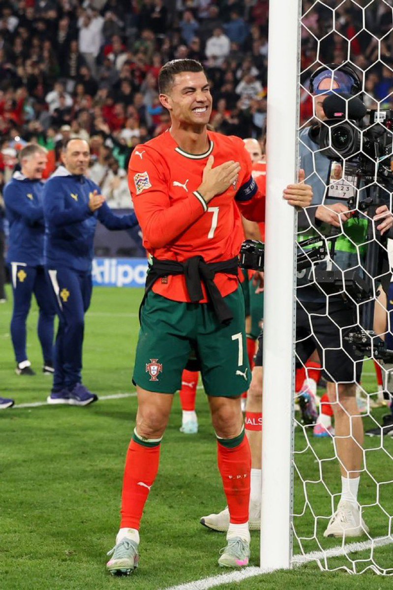 Portugal? Figura y Campeón.
Inglaterra? Figura y Campeón. 
España? Figura y campeón.
Italia? Figura y campeón.
Arabia? Figura y campeón.

Su selección? Ni existía y la PUSO EN EL MAPA. 

No lo comparen más